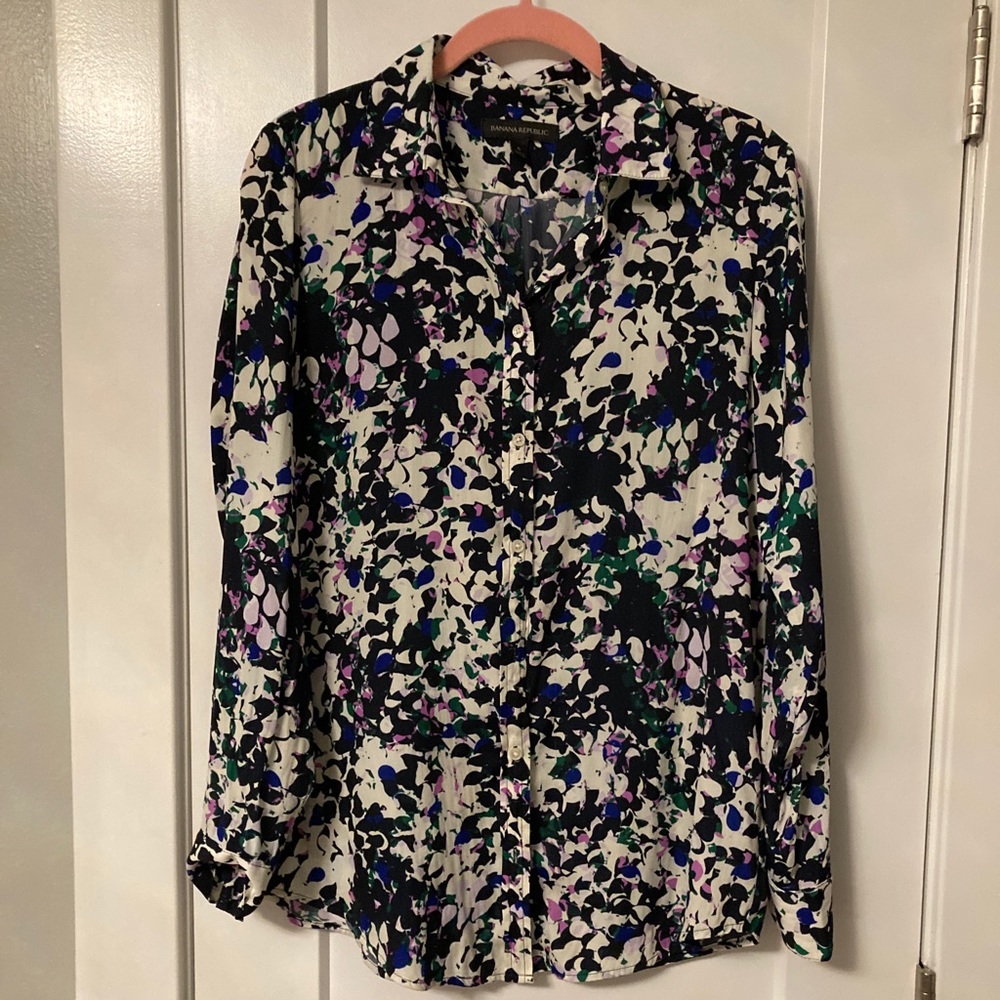 Banana Republic women’s patterned button up blouse